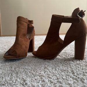 Tan/brown suede thick heel open toe boot